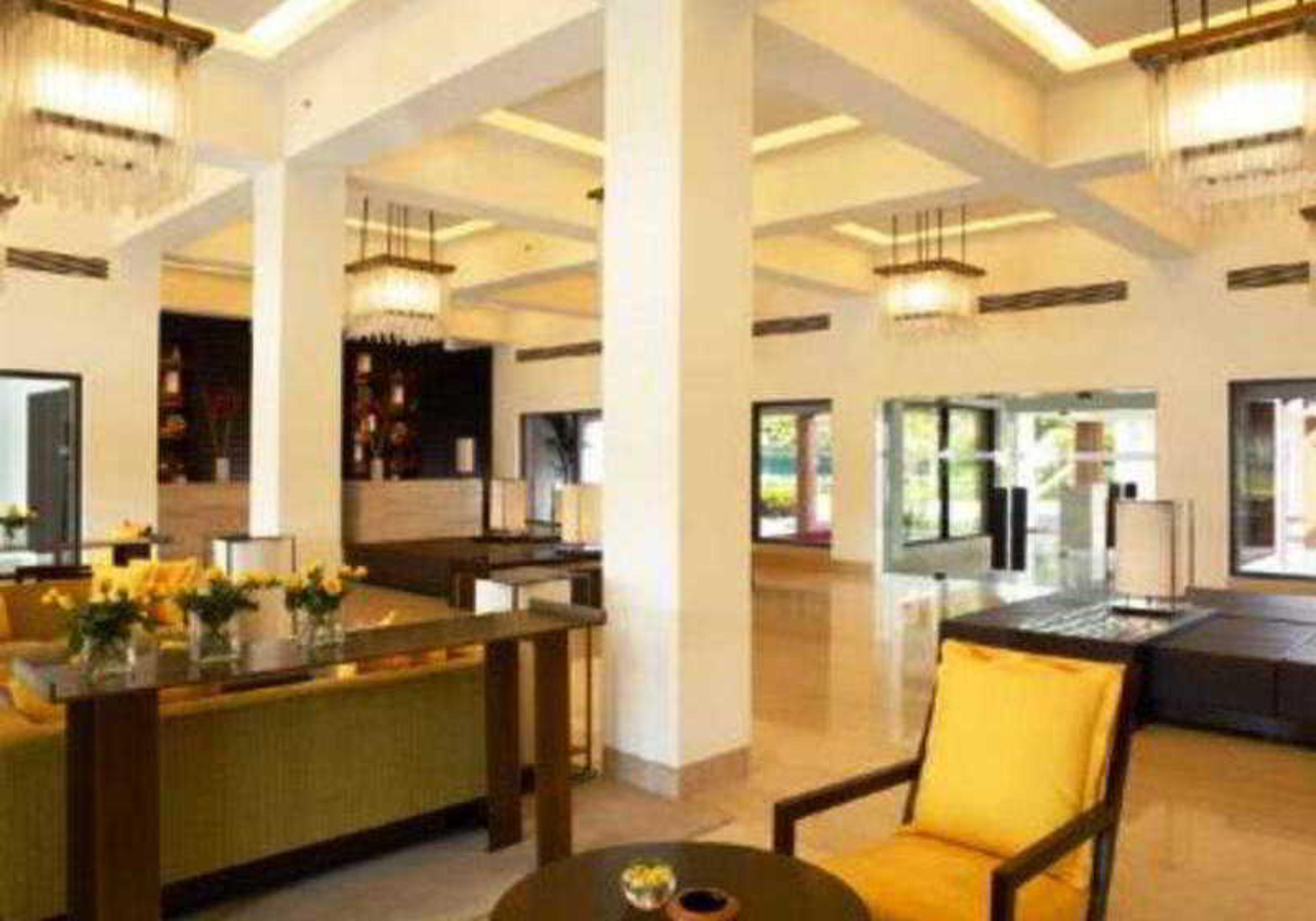 Отель Trident Agra Агра Экстерьер фото The lobby of the hotel