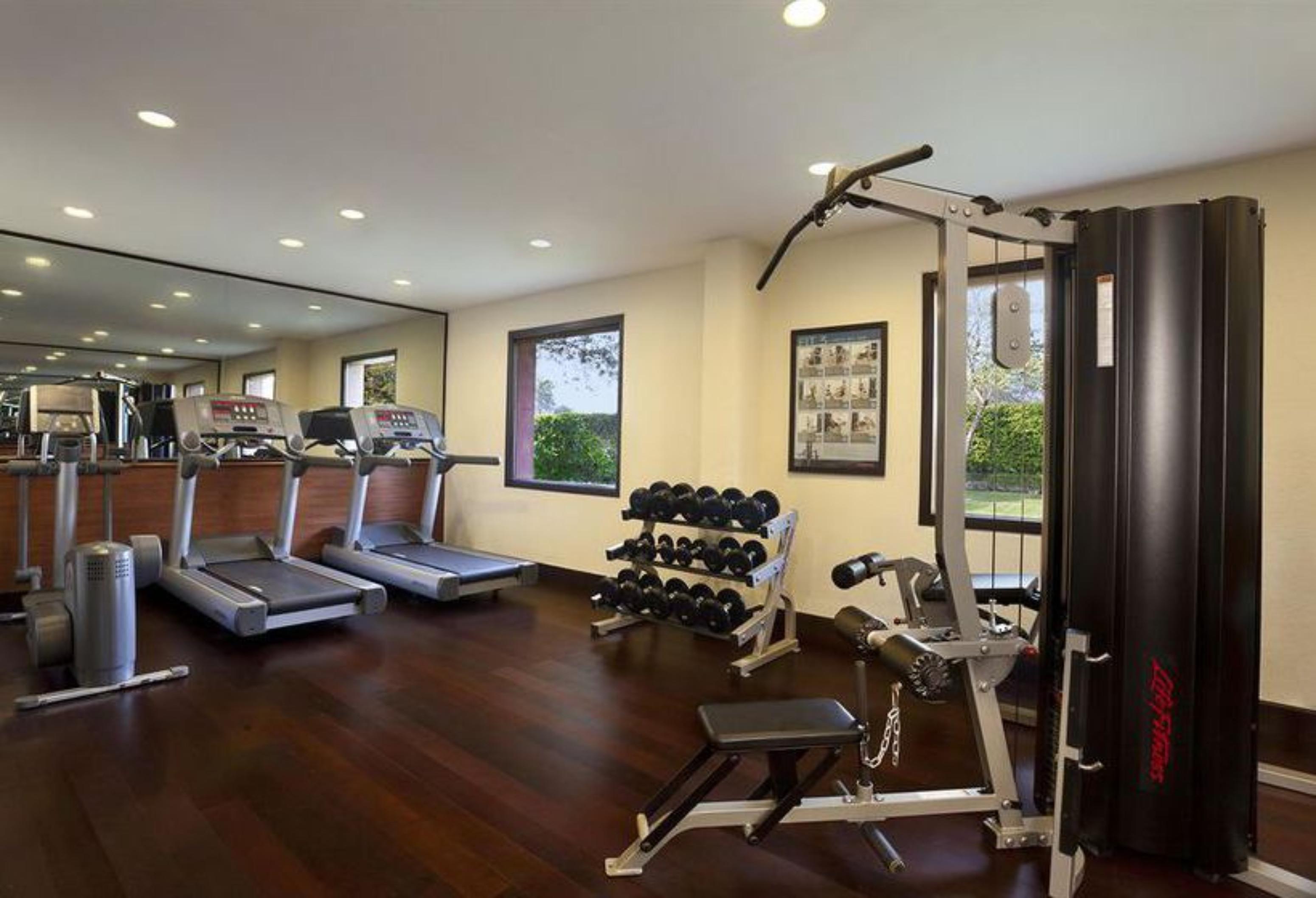 Отель Trident Agra Агра Экстерьер фото The gym at the hotel