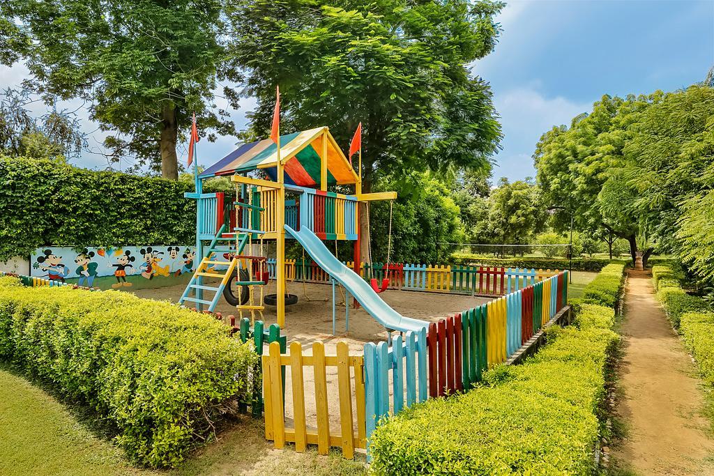 Отель Trident Agra Агра Экстерьер фото Playground at the park