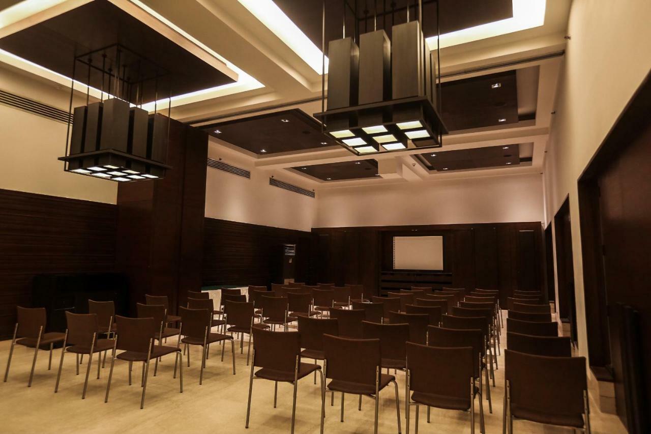Отель Trident Agra Агра Экстерьер фото The interior of the main conference room