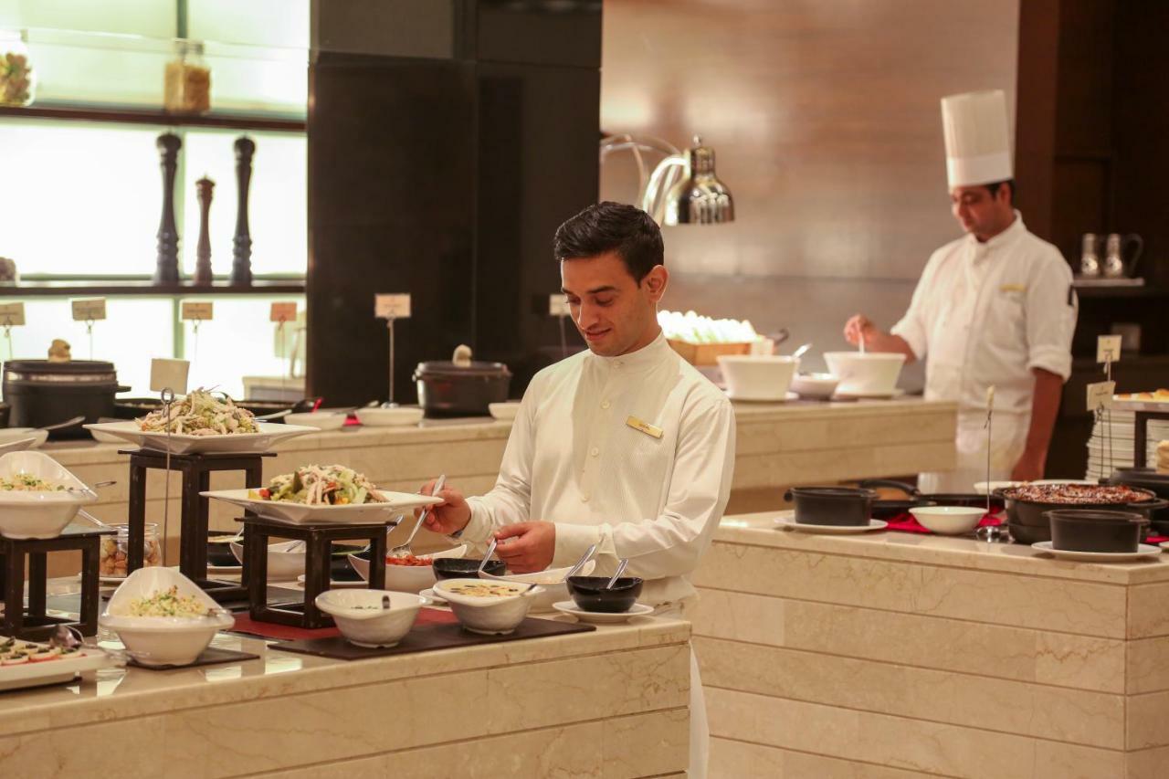 Отель Trident Agra Агра Экстерьер фото A chef at work