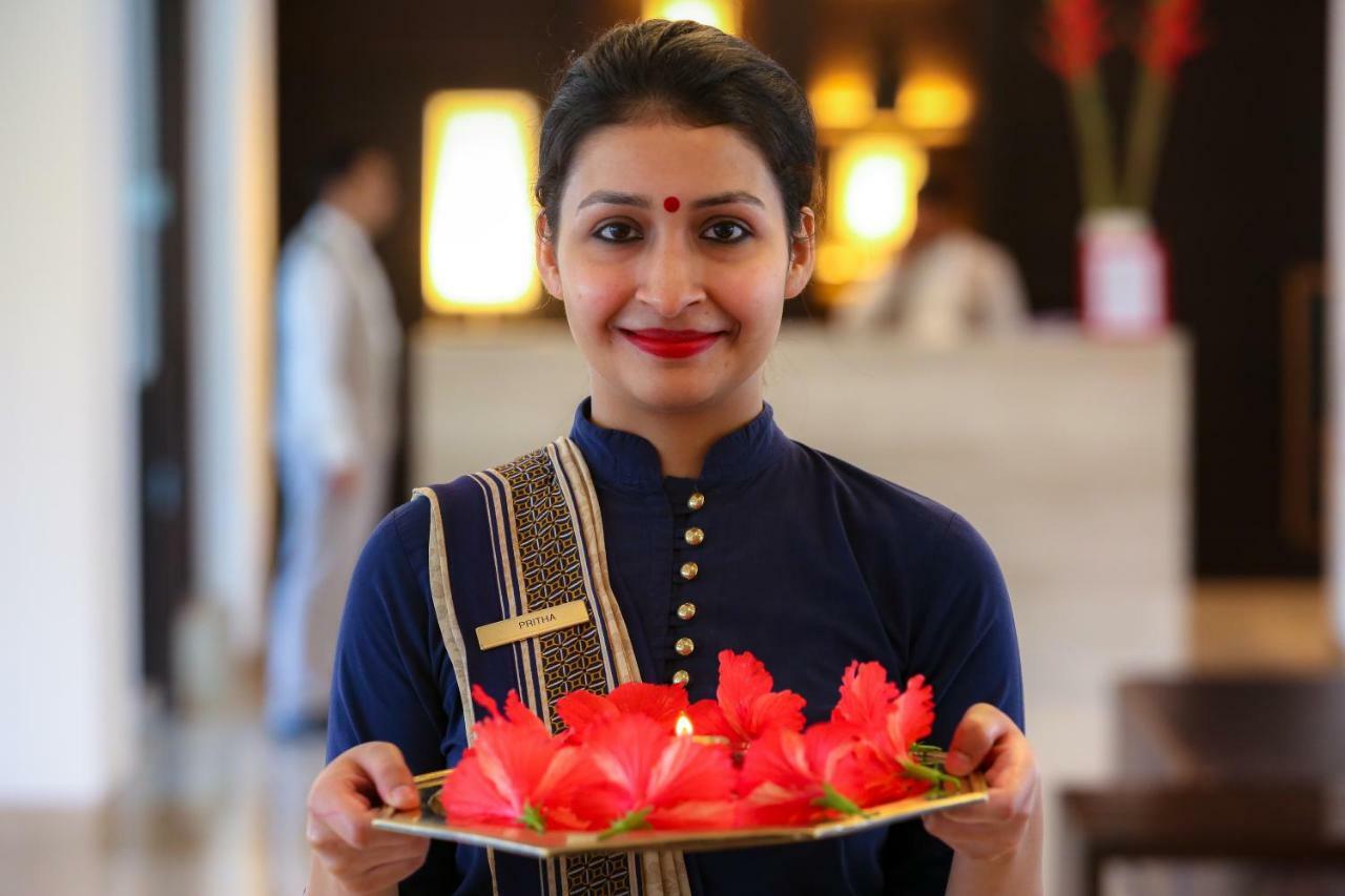 Отель Trident Agra Агра Экстерьер фото A hotel employee in India