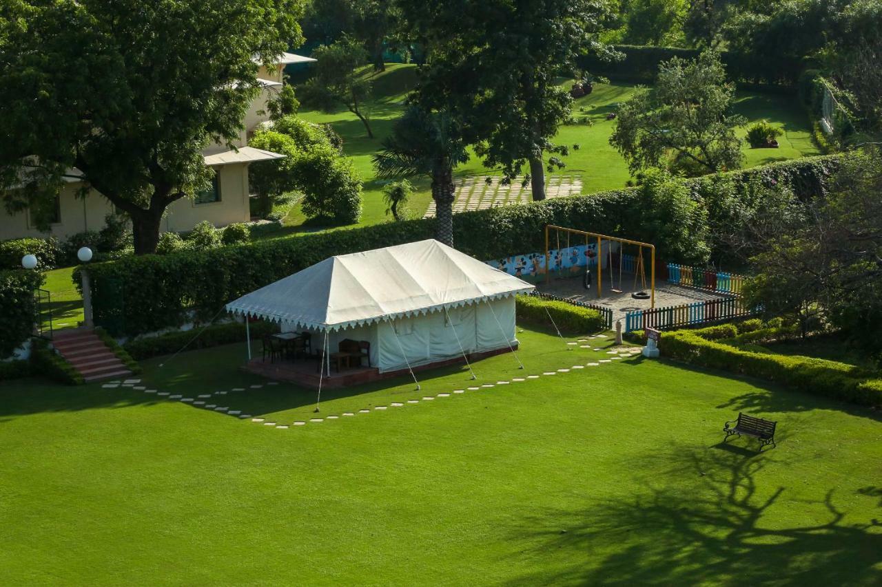 Отель Trident Agra Агра Экстерьер фото The lawns of the Taj Bengal