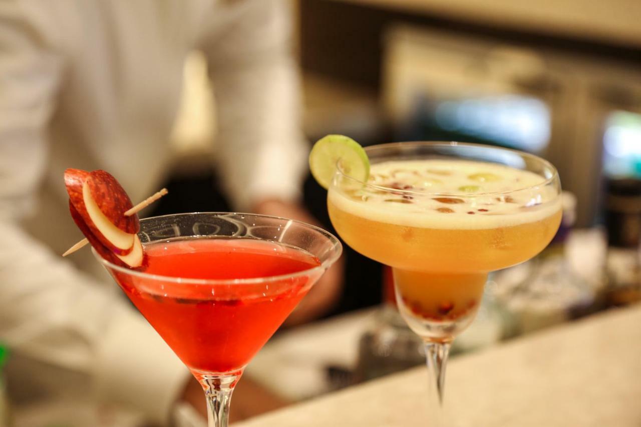 Отель Trident Agra Агра Экстерьер фото A cosmopolitan (left) and a margarita (right)