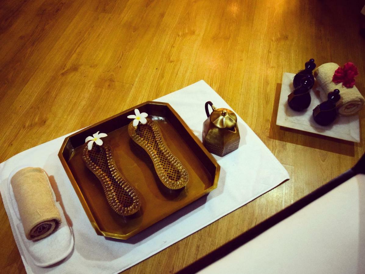 Отель Trident Agra Агра Экстерьер фото A set of traditional Korean massage tools