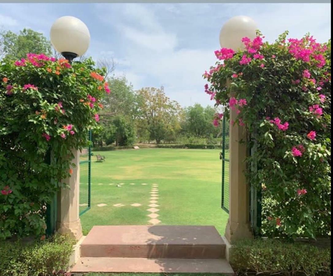 Отель Trident Agra Агра Экстерьер фото Entrance to the park