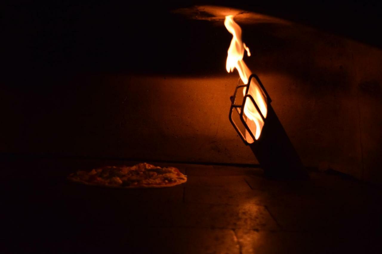 Отель Trident Agra Агра Экстерьер фото A pizza baking in a wood-fired oven
