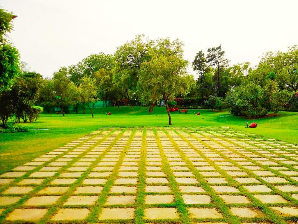 Отель Trident Agra Агра Экстерьер фото The park at the center of the campus