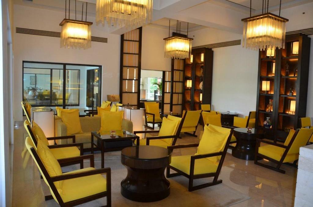 Отель Trident Agra Агра Экстерьер фото The lounge at the airport