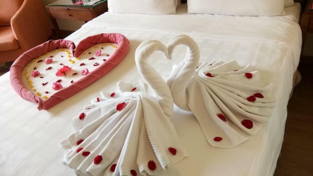 Отель Trident Agra Агра Экстерьер фото Towel swans