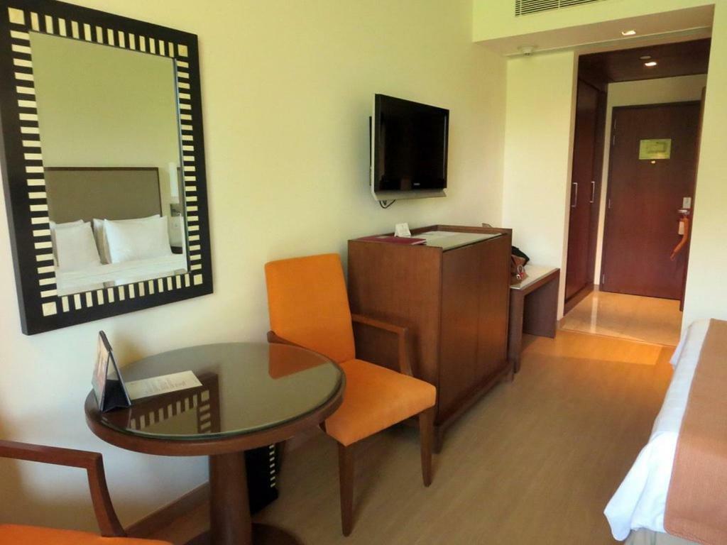 Отель Trident Agra Агра Экстерьер фото A room at the hotel