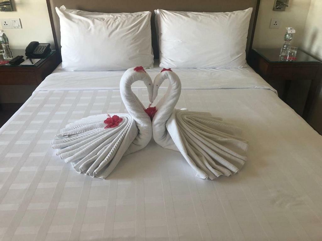 Отель Trident Agra Агра Экстерьер фото Towel swans on a bed